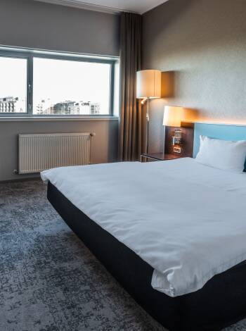 Här erbjuds ni en bekväm bas och god sömn i hotellets dubbelrum.