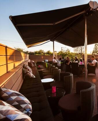 Utenfor er det en koselig terrasse, hvor hotellet tilbyr uteservering av både mat og drikke når været er fint.
