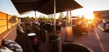 Utenfor er det en koselig terrasse, hvor hotellet tilbyr uteservering av både mat og drikke når været er fint.