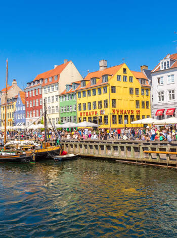 Bo med kort afstand ind til centrum i København, hvor spændende oplevelser såsom Tivoli, Strøget og Nyhavn venter.