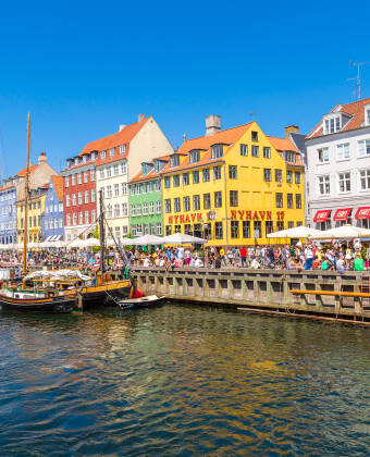 Bo nær sentrum av København, hvor spennende opplevelser som Tivoli, Strøget og Nyhavn venter.