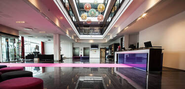 Scandic Sluseholmen ligger i nærheten av havnen i det sørvestlige København, og tilbyr gratis parkering - perfekt for kjør-selv ferier.