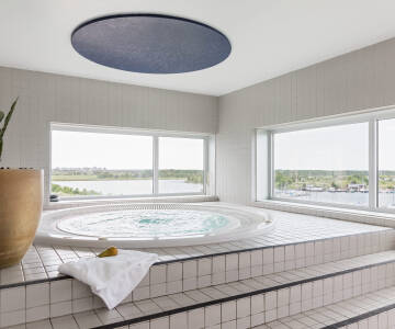 Gå en tur rundt i hotellets omgivelser, som er præget af natur, vand og Øresundsbroen.