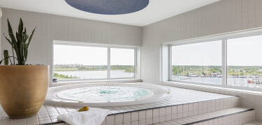 Gå en tur rundt i hotellets omgivelser, som er præget af natur, vand og Øresundsbroen.