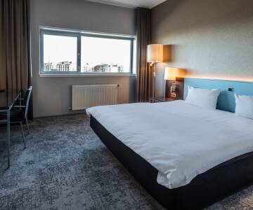 Här erbjuds ni en bekväm bas och god sömn i hotellets dubbelrum.