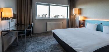 Här erbjuds ni en bekväm bas och god sömn i hotellets dubbelrum.