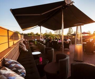 Udenfor er der indrettet en hyggelig terrasse, hvor hotellet tilbyder udeservering af både mad og drikkevarer når vejret er til det.