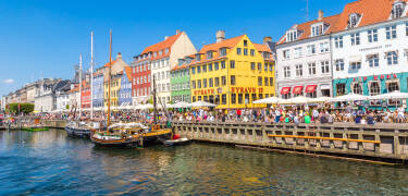 Bo nær sentrum av København, hvor spennende opplevelser som Tivoli, Strøget og Nyhavn venter.