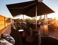 Draußen gibt es eine gemütliche Terrasse, auf der das Hotel bei schönem Wetter Speisen und Getränke serviert.