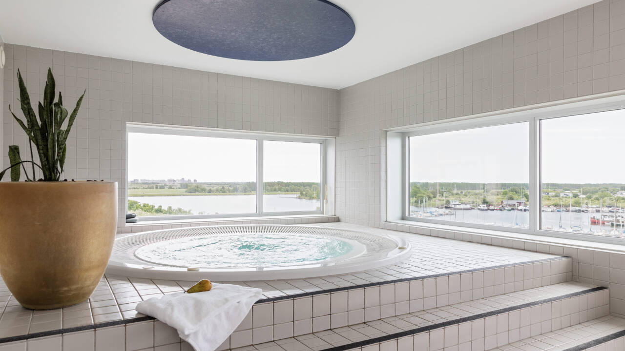 Gå en tur rundt i hotellets omgivelser, som er præget af natur, vand og Øresundsbroen.