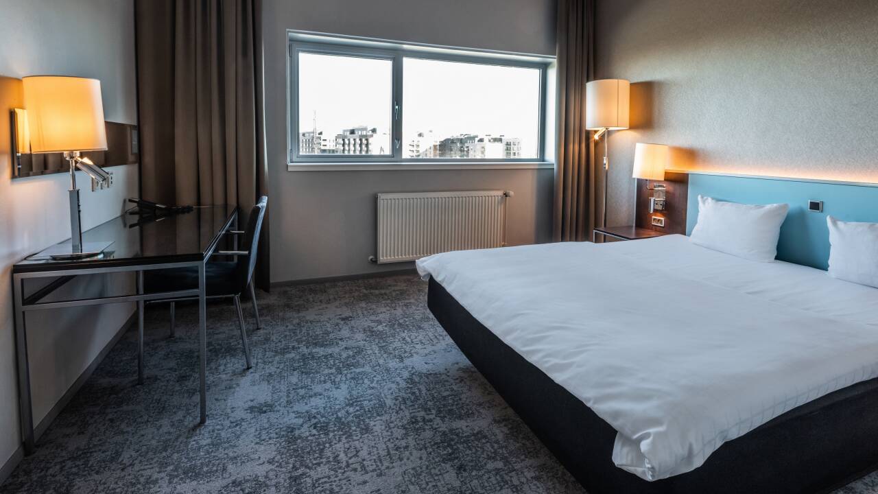 Här erbjuds ni en bekväm bas och god sömn i hotellets dubbelrum.