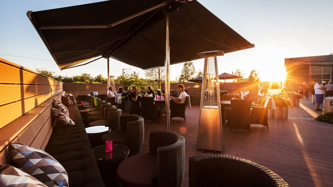 Draußen gibt es eine gemütliche Terrasse, auf der das Hotel bei schönem Wetter Speisen und Getränke serviert.