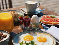 En ekstraordinær, rig morgenmad venter dig på hotellet.