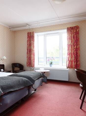 Hotellets moderna rum inbjuder alla till en mysig atmosfär och utgör en idealisk bas för din semester.