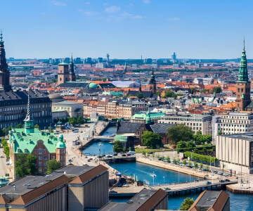 Hotellet ligger tæt på København, der byder på en rig mængde af historie, kultur og shopping.