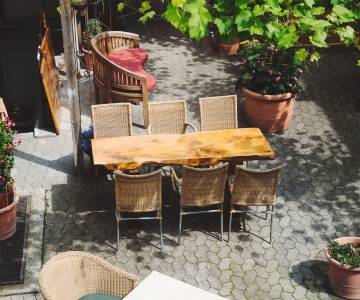 Genießen Sie bei gutem Wetter die Ruhe des Innenhofs bei einem erfrischenden Getränk.