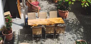 Njut av tystnaden och en kall drink på hotellets innergård när vädret tillåter.