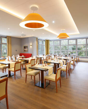 Genießen Sie köstliche Speisen im herrlichen maritimen Restaurant des Hotels, das eine gemütliche Atmosphäre bietet.