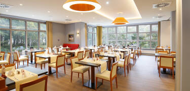 Genießen Sie köstliche Speisen im herrlichen maritimen Restaurant des Hotels, das eine gemütliche Atmosphäre bietet.