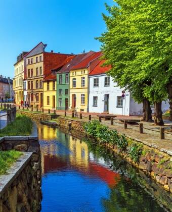 Machen Sie einen Ausflug in einige der schönen Städte Norddeutschlands und besuchen Sie zum Beispiel Rostock oder Wismar.