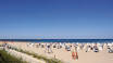 Her bor I blot nogle få meter fra den seks kilometer lange sandstrand, ved Tysklands længste strandpromenade