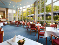 Genießen Sie köstliche Speisen im herrlichen maritimen Restaurant des Hotels, das eine gemütliche Atmosphäre bietet.