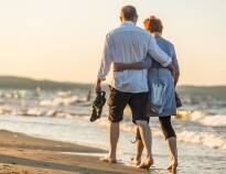 Nyd hinanden med en romantisk slentretur langs strandkanten, eller gå ned gennem den hyggelige og levende promenade
