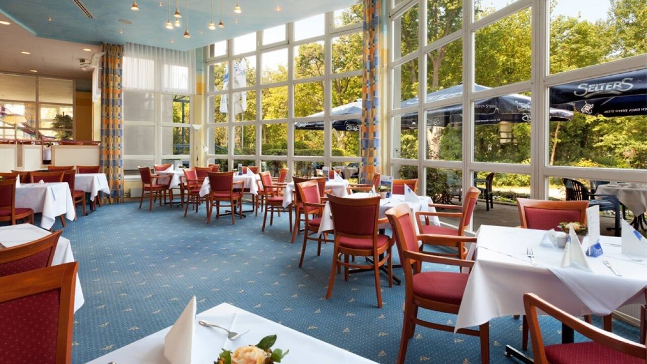 Nyd dejlige måltider i hotellets nydelige maritime restaurant, som strækker sig over to niveauer og tilbyder en hyggelig atmosfære