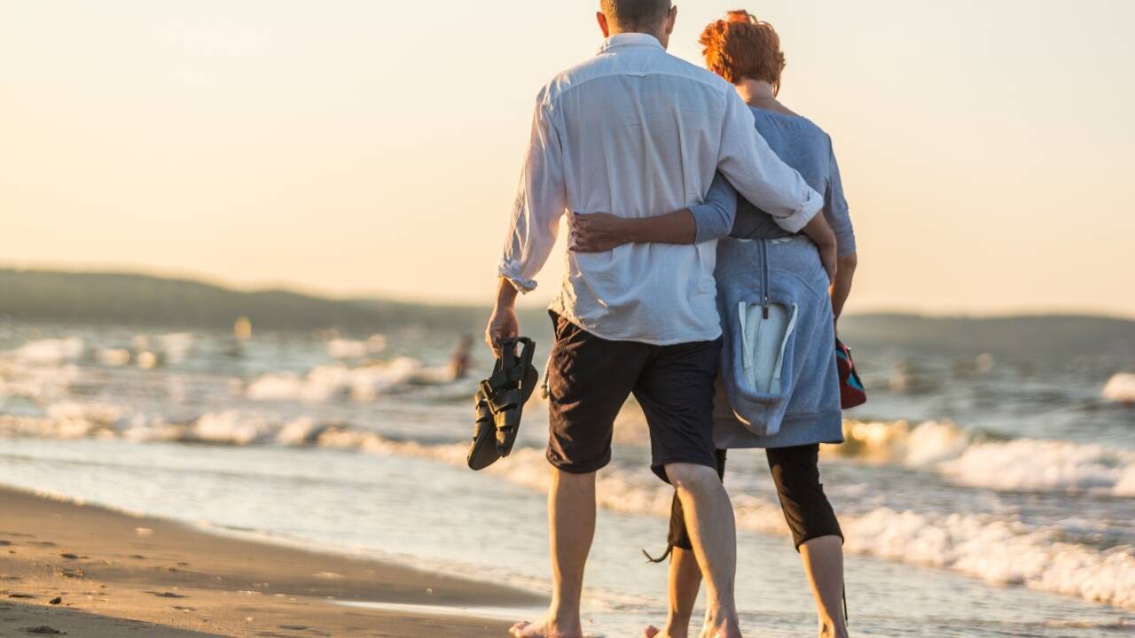 Nyd hinanden med en romantisk slentretur langs strandkanten, eller gå ned gennem den hyggelige og levende promenade