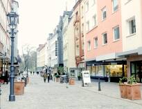En av stadens mest populära attraktioner är stadens långa gågata, Holstenstrasse, där ni hittar restauranger, barer, butiker och flera museer
