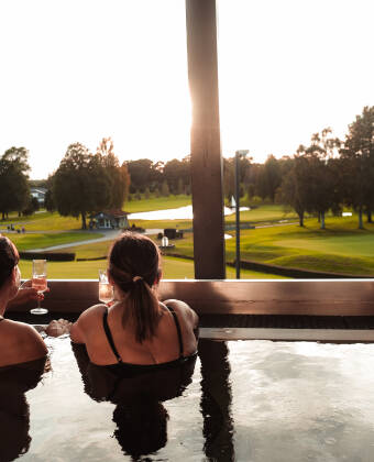 Gæsterne kan slappe af i den udendørs jacuzzi med udsigt over golfbanen.