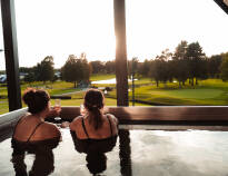 Die Gäste können sich im Außen-Whirlpool mit Blick auf den Golfplatz entspannen.