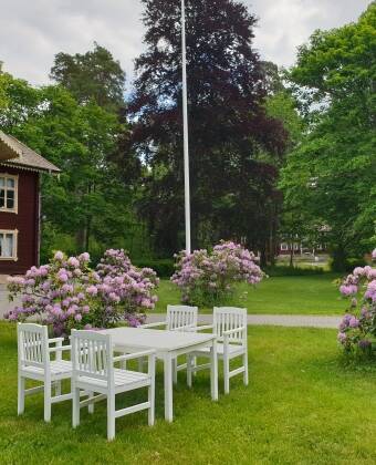 Tag på en dejlig gåtur i hotellets grønne omgivelser, eller sæt jer i parken med en lækker drink.