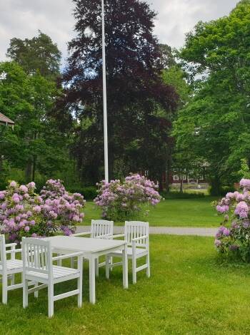 Lämna vardagens alla måsten hemma och koppla av i hotellets wellnessavdelning med inomhuspool, jacuzzi och bastu.