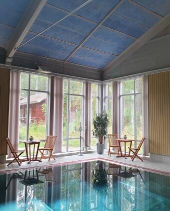 Lämna vardagens alla måsten hemma och koppla av i hotellets wellnessavdelning med inomhuspool, jacuzzi och bastu.