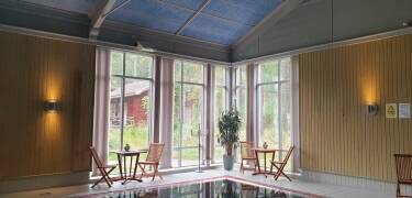 Lämna vardagens alla måsten hemma och koppla av i hotellets wellnessavdelning med inomhuspool, jacuzzi och bastu.