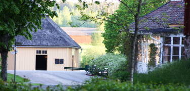 The rural and tranquil surroundings provide a relaxing atmosphere.