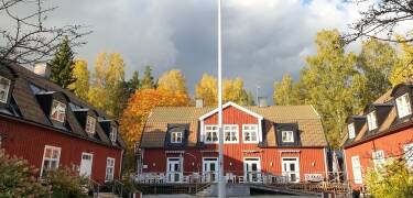 Här bor ni i en historisk miljö med välbevarade hus, där hotellet är inrett i tre olika byggnader.