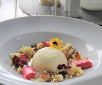 Hotellet er spesielt populært for sin deilige mat, som serveres i Skogsgårdens Restaurant.
