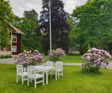 Tag på en dejlig gåtur i hotellets grønne omgivelser, eller sæt jer i parken med en lækker drink.