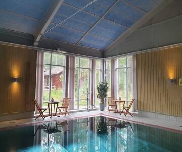 Lassen Sie den Alltagsstress zu Hause, entspannen Sie im Wellnessbereich des Hotels mit Innen-Swimmingpool, Jacuzzi und Sauna.