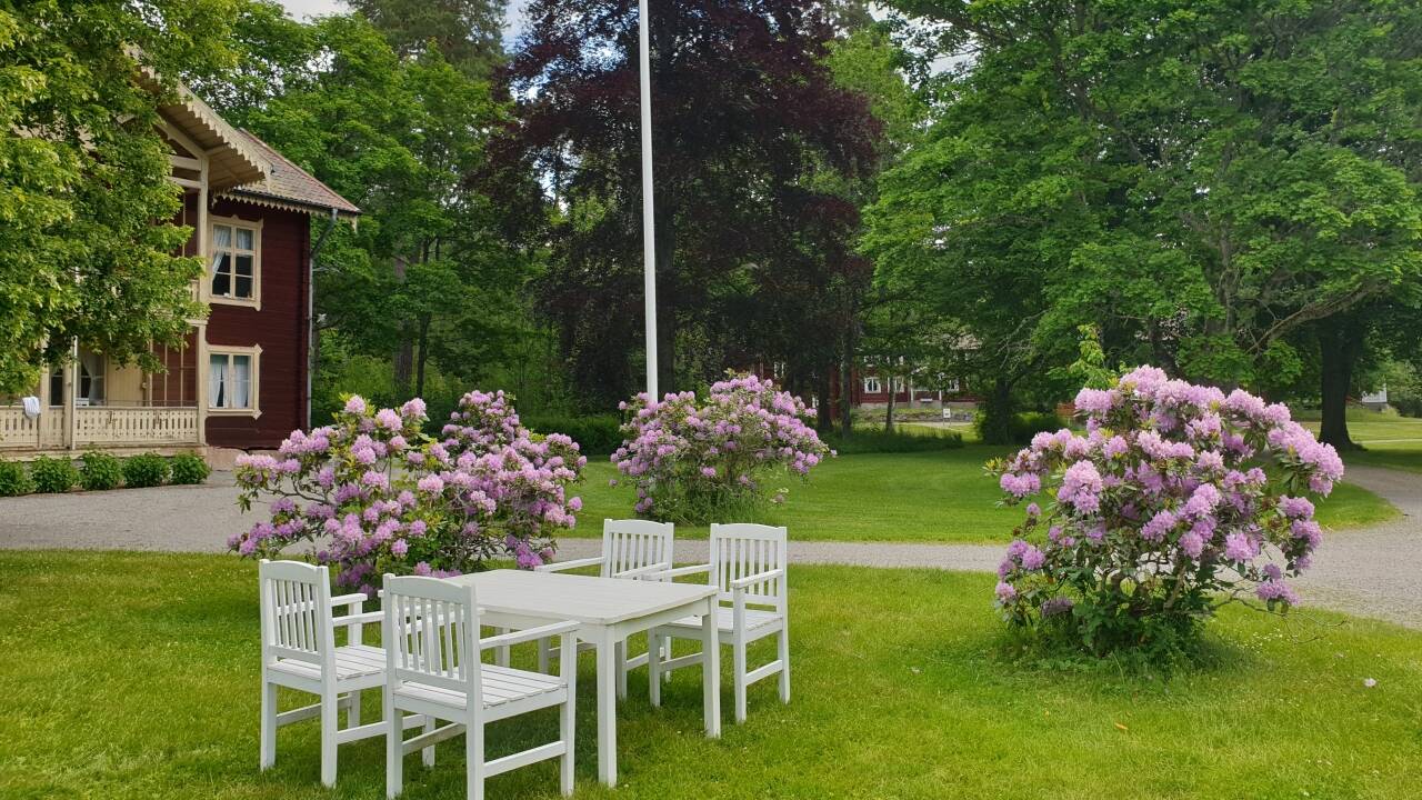 Tag på en dejlig gåtur i hotellets grønne omgivelser, eller sæt jer i parken med en lækker drink.