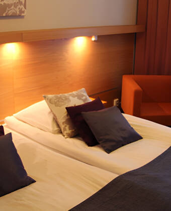 Här blir ni inkvarterade i moderna och bekvämt inredda rum.