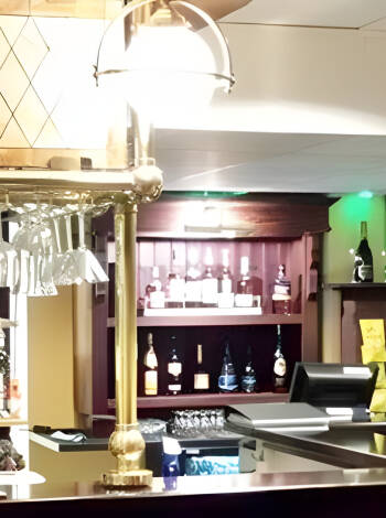 Lassen Sie einen aufregenden Urlaubstag im Kumla Pub ausklingen.