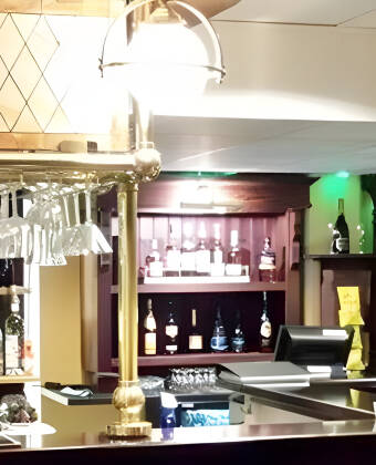 Avsluta era härliga semesterdagar med en drink i hotellets pub, KumlaPuben.