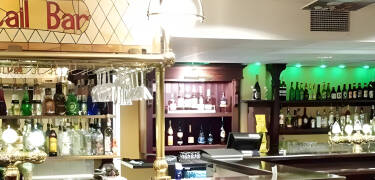 End the day with a drink in the hotel's Kumlapub.