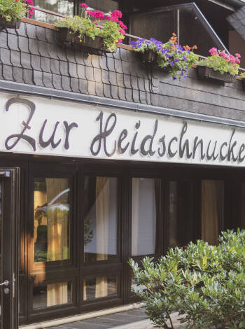 Slap af på det 4-stjernede Hotel Zur Heidschnucke, som ligger i naturskønne omgivelser tæt på Lüneburger Heide.