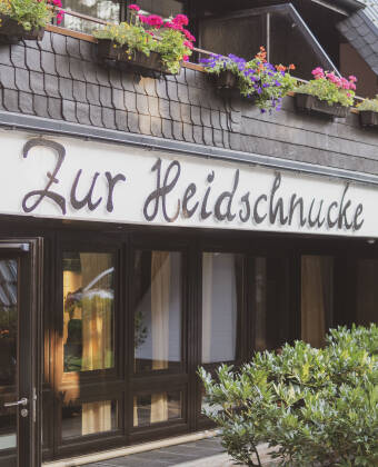 Slapp av på 4-stjernershotellet Hotel Zur Heidschnucke, som ligger i naturskjønne omgivelser i nærheten av Lüneburger Heide.