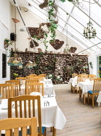 Nyt en velkomstdrink ved ankomst og se frem til en deilig 3-retters meny i den stilfulle restauranten.