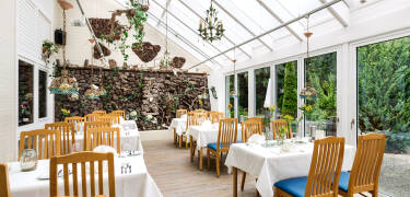 Genießen Sie bei Ihrer Ankunft ein Begrüßungsgetränk und freuen Sie sich auf ein köstliches 3-Gänge-Menü im stilvollen Restaurant.